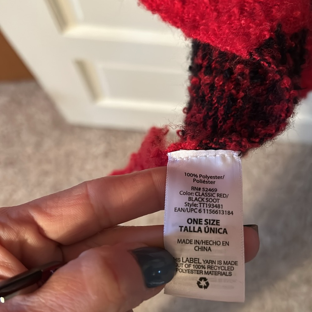 Buffalo plaid cape/scarf. Red/Black with fringe, excellent condition - Picture 4 of 6